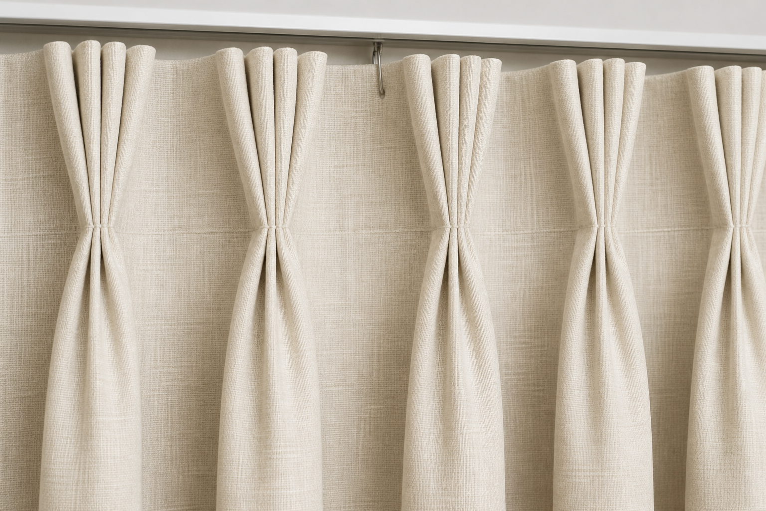 Detalle de los tres dedos del Triple Pinch Pleat